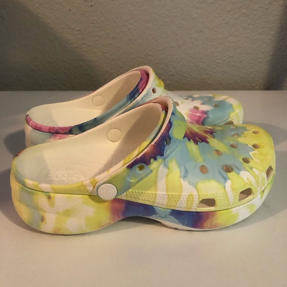 Crocs Women's Classic Platform Tie-Dye Graphic Clog - Picture 5 of 10